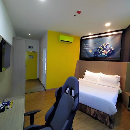 Hype Motorsport Hotel Nilai Exterior foto