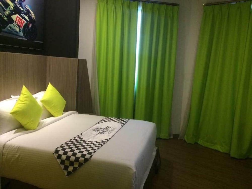 Hype Motorsport Hotel Nilai Exterior foto