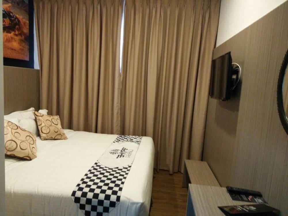 Hype Motorsport Hotel Nilai Exterior foto